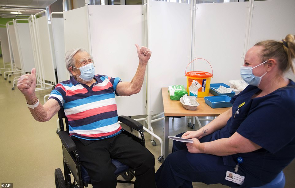 Ông Henry Vokes (98 tuổi) vui mừng sau khi được tiêm vắc-xin COVID-19 tại bệnh viện Southmead ở Bristol