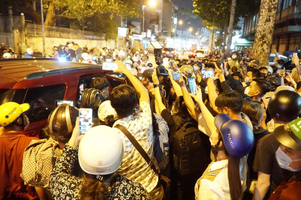 Trong số đó có một lượng không nhỏ YouTuber đến để livestream. Một đoạn đường Trần Phú liên tục trong tình trạng tắt nghẽn. Trong ảnh là đám