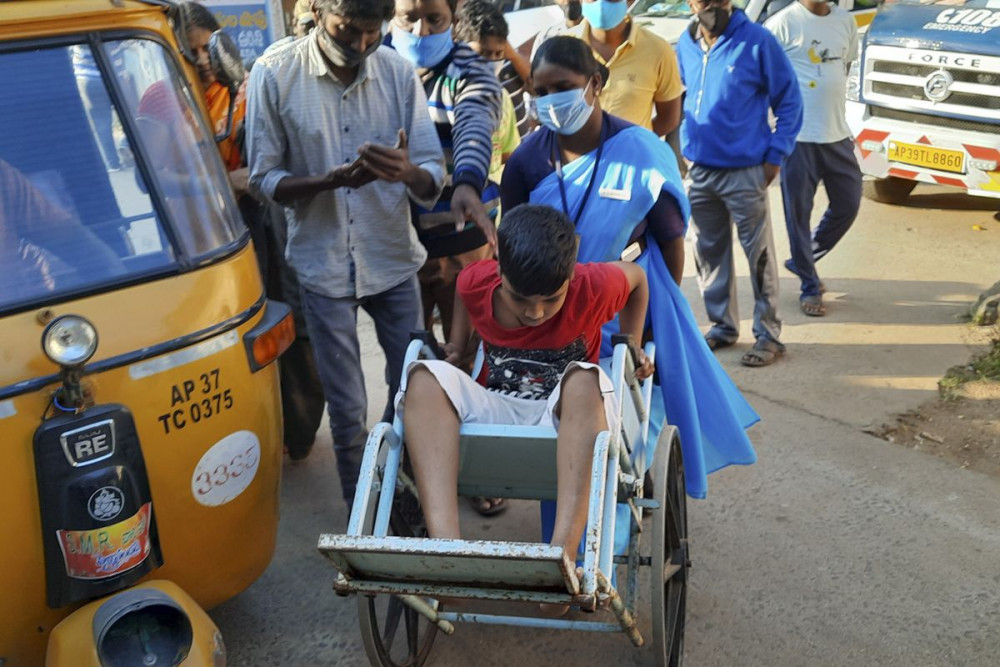 Một bệnh nhân trẻ được đưa đến bệnh viện chính quyền quận ở Eluru. Hơn 500 người đã phải nhập viện do một căn bệnh không rõ nguyên nhân tại thị trấn này. (Ảnh: AP)