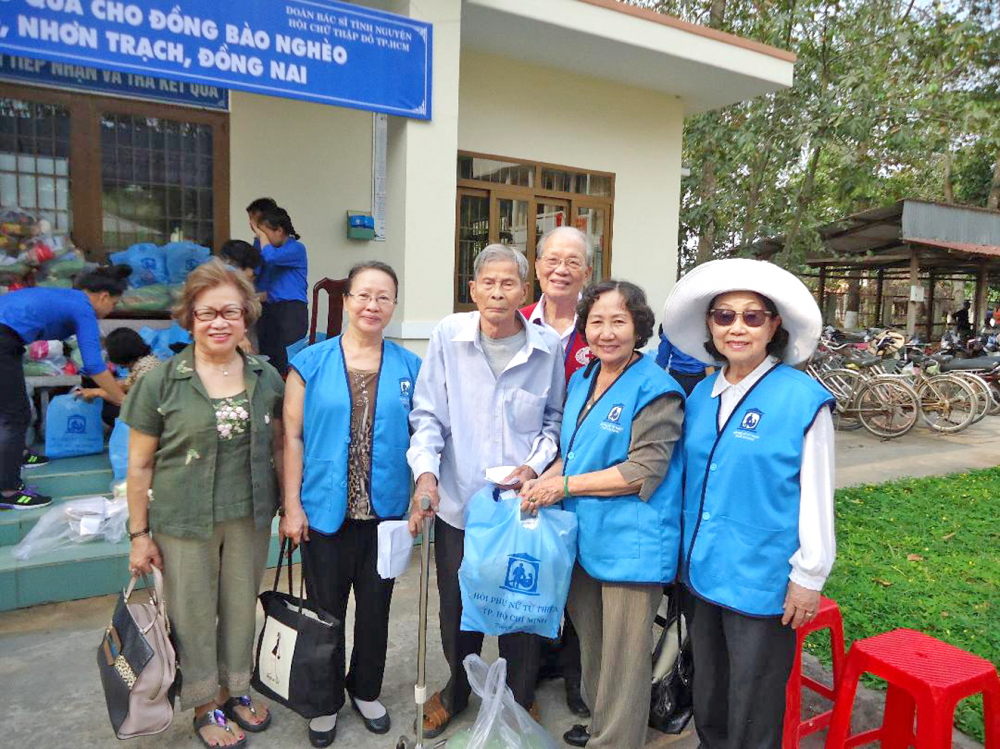 Hội Phụ nữ Từ thiện trong chuyến trao quà cho đồng bào nghèo ở H.Nhơn Trạch, tỉnh Đồng Nai