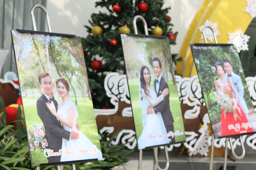 Bên cạnh hai bộ áo dài đỏ, vàng mặc trong lễ cưới, Ban tổ chức cũng đã chụp hình kỷ niệm cho các cặp đôi trước đó. 