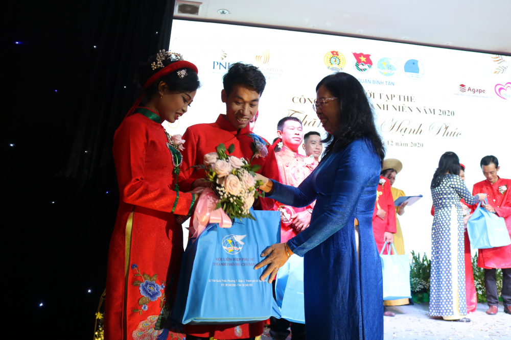 Bà Đỗ Thị Chánh - Phó chủ tịch Hội LHPN TP.HCM - tặng quà, chúc mừng các cặp đôi trong ngày vui. 