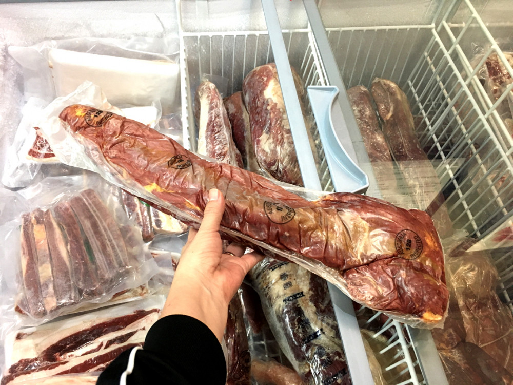 Trên thị trường, đã xuất hiện những dòng sản phẩm thịt cao cấp từ châu Âu, có giá vài triệu đồng/kg