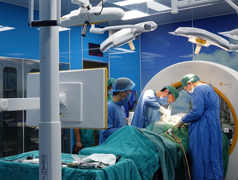 Nhiều phẫu thuật cấp cứu chấn thương sọ não, thần kinh cột sống diễn ra thành công tại Phòng mổ thông minh, Bệnh viện Bãi Cháy.