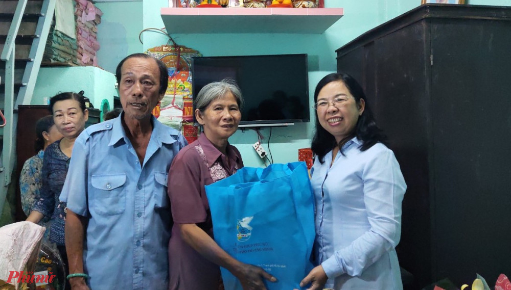 Hội LHPN TPHCM tặng quà chúc mừng gia đình bà Muối có căn nhà mới 