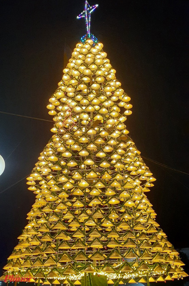 Cây thông Noel cao 18m, được kết từ 1.000 chiếc nón lá