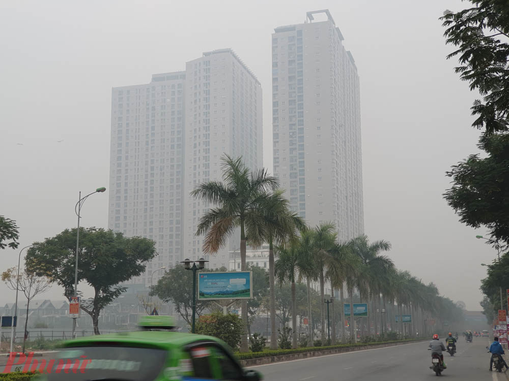 Không khí ô nhiễm vào thời điểm sáng sớm khiến cho Hà Nội bị che phủ bởi một lớp sương mờ.