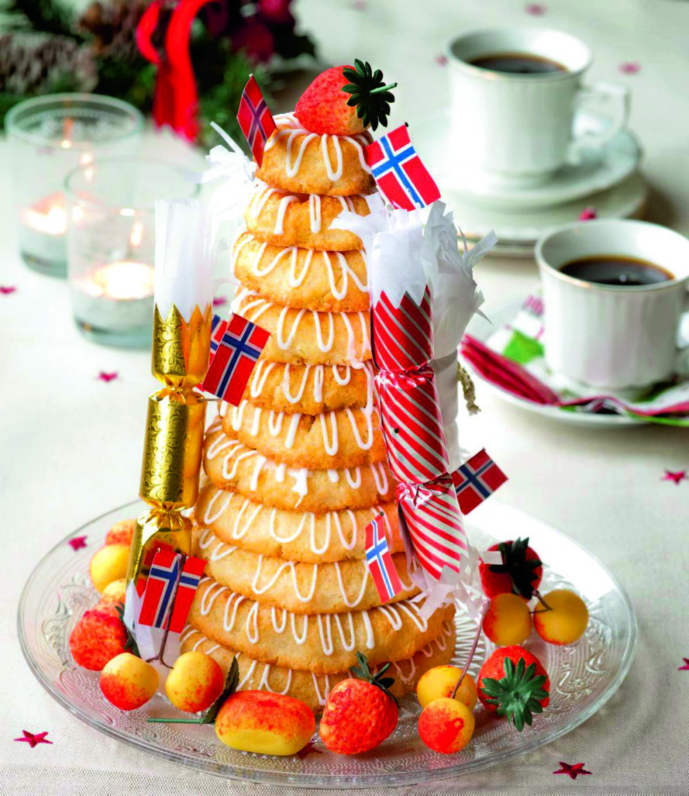 Kransekake được nướng trong nhiều ngày lễ và những dịp đặc biệt như Giáng sinh, Đêm giao thừa và đám cưới ở Na Uy và Đan Mạch, và đã có từ thế kỷ 18! Theo truyền thống, 18 vòng bánh quy làm từ bột hạnh nhân được xếp chồng lên nhau và được trang trí bằng đường đóng băng.