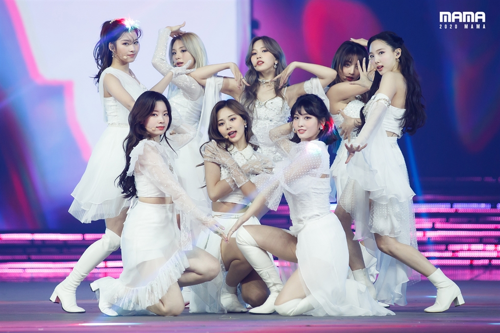 Nhóm nhạc nữ K-pop TWICE đã biểu diễn tại MAMA