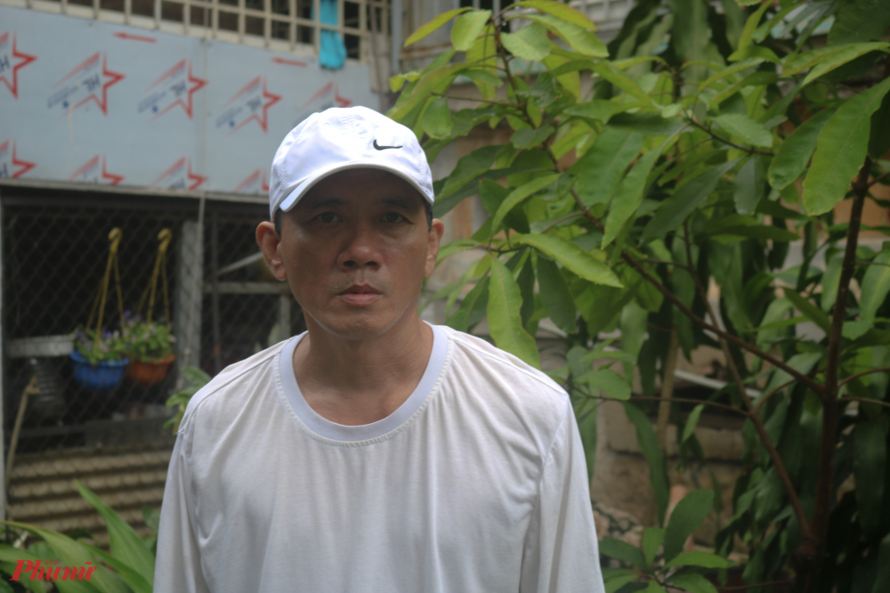 Chú Tùng (55 tuổi) sống trong một con hẻm nhỏ cạnh Bệnh viện Nhi đồng 2