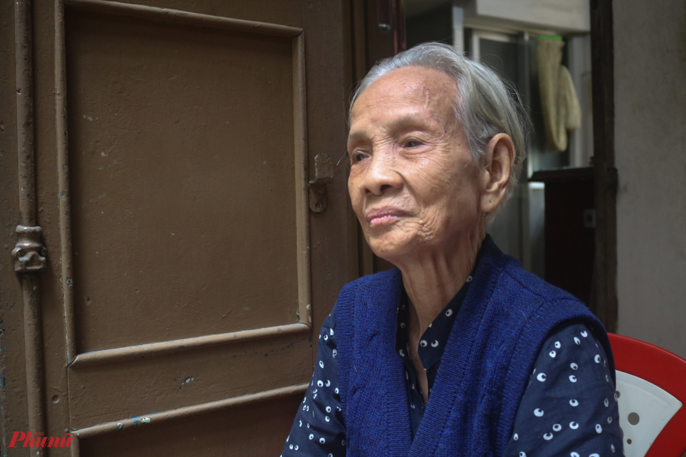 Bà Nguyễn Thị Bảy (83 tuổi) sống và làm việc ở đây từ sau năm 1975