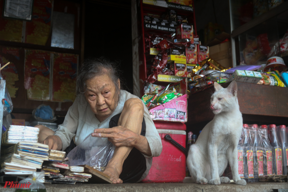 Bà Sáu (84 tuổi) sống một mình cùng tiệm tạp hóa của mình
