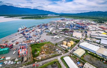 Trong số 15 khoản đầu tư trên 100 triệu USD của Trung Quốc vào Papua New Guinea, 60% thuộc về vận tải, bất động sản và kim loại.