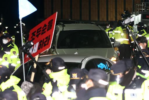 Cảnh sát phải hỗ trợ giải vây cho chiếc xe chở Cho Doo-soon
