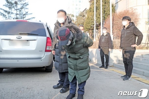 Cho Doo-soon cúi đầu xin lỗi công chúng sau khi ra tù