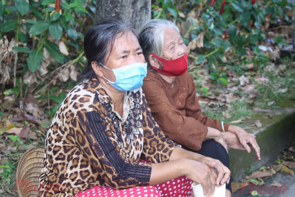 “Tôi với mẹ ở gần nhà tang lễ Bộ Quốc phòng nên tôi đưa mẹ sang để tiễn chú Chí Tài lần cuối. Tôi nhìn nghệ sĩ Chí Tài nằm đó, cũng lần đầu tiên được nhìn thấy chú bên ngoài nhưng lại trong hoàn cảnh đáng buồn này. Ngày trước, cứ rảnh lại mở hài của Chí Tài, Hoài Linh để xem thì giờ chỉ còn có một. Tôi với mẹ thấy buồn, nhưng đến lúc nào đó, ai cũng phải đi như vậy. Cảm ơn danh hài Chí Tài vì những tiếng cười ông đã mang đến cho mọi người” - chị Ngọc Mai tâm sự.