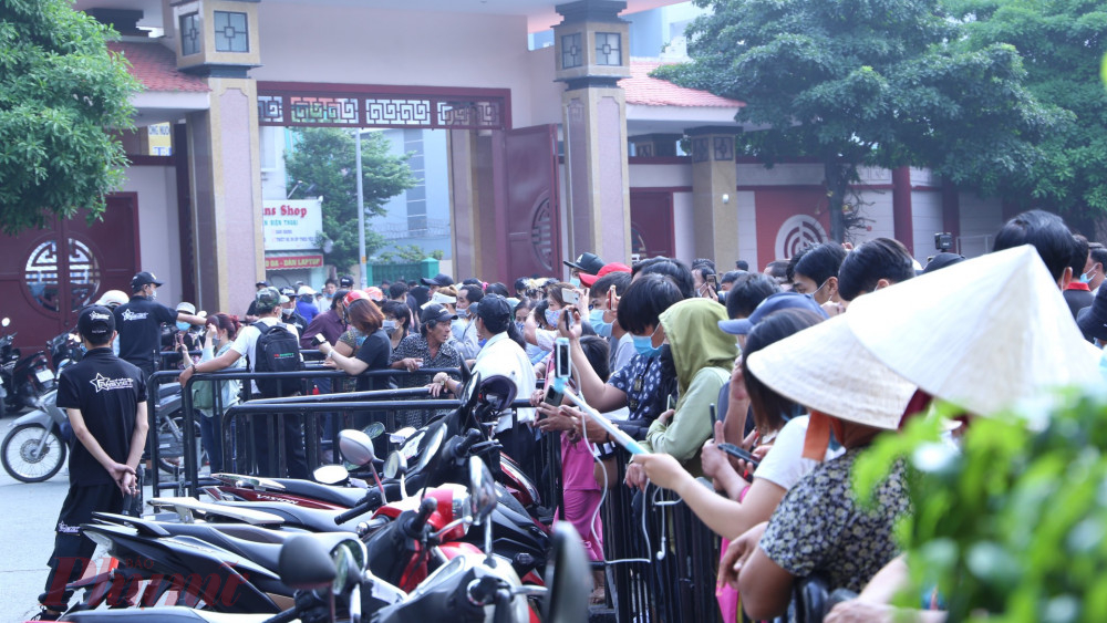 Dù lễ viếng nghệ sĩ Chí Tài đã bắt đầu diễn ra từ 10 giờ sáng đến 4 giờ chiều nhưng ngay từ 7 giờ sáng người dân đã ồ ạt có mặt tại Nhà tang lễ Bộ Quốc phòng (số 5, đường Phạm Ngũ Lão, quận Gò Vấp, TPHCM).