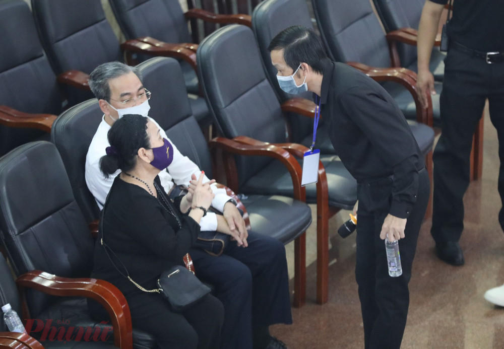 Nghệ sĩ Hoài Linh đàn bạc cùng mọi người bên trong nhà tang lễ để đảm bảo công tác an ninh.