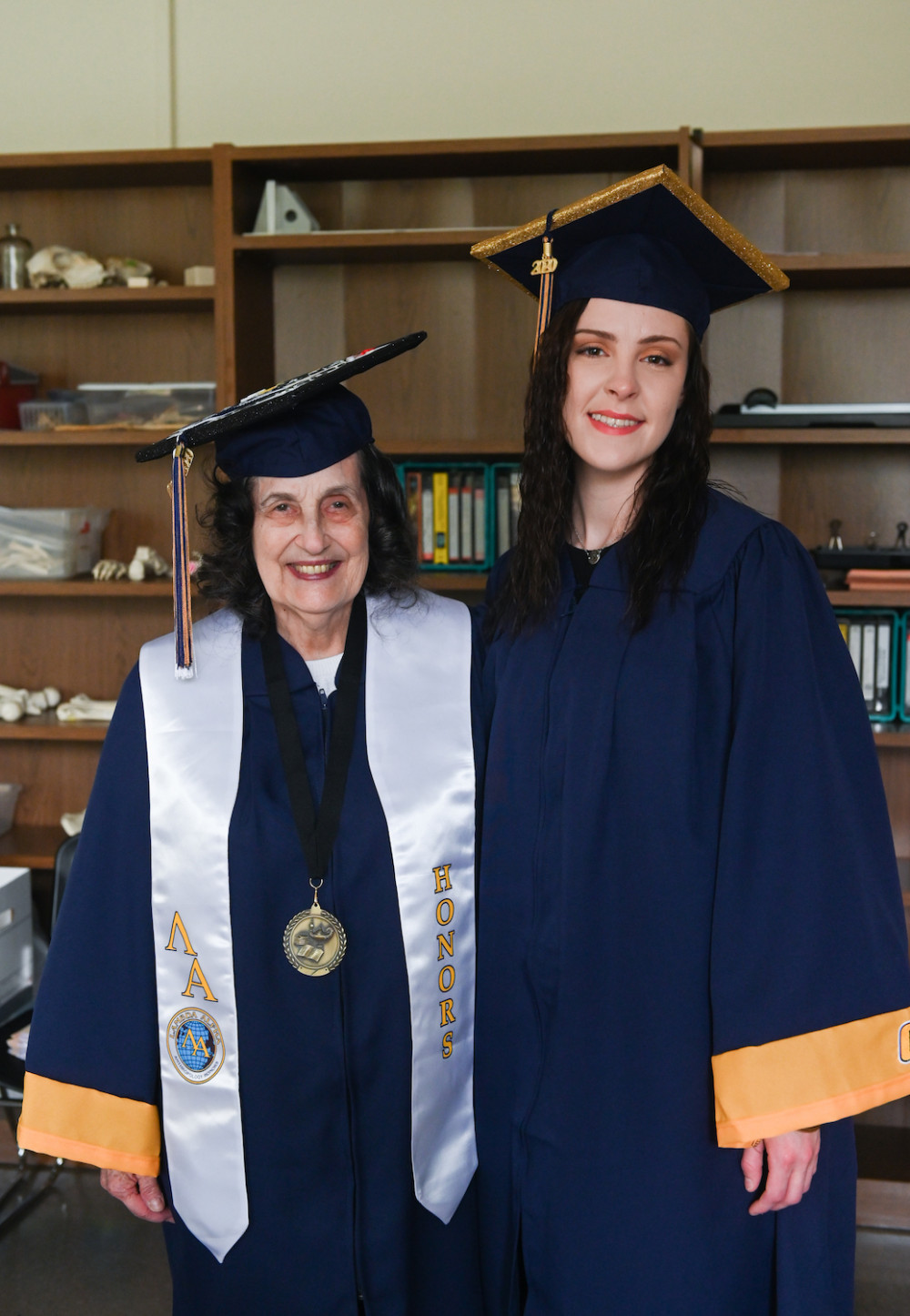 Bà Pat và cháu gái Melody trong bộ lễ phục tốt nghiệp.