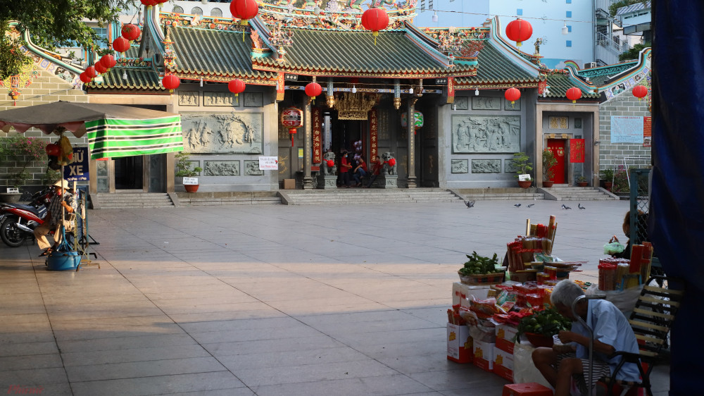 2. Chinatown – Phố người Hoa  Có lịch sử hình thành từ năm 1778, Chợ Lớn được xem như một nơi tập trung cộng đồng người Hoa sinh hoạt và mua bán lớn nhất Việt Nam.