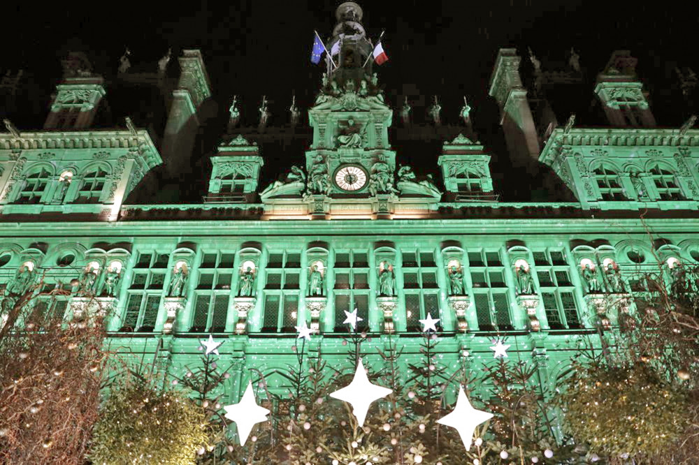 Ngày 12/12, tại Paris, Pháp, tòa thị chính thành phố đã thắp lên ánh sáng xanh để kỷ niệm 5 năm hiệp ước quốc tế nhằm hạn chế sự nóng lên toàn cầu  Ảnh: AP