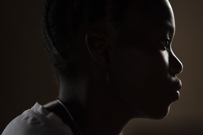 Marie ở làng Komao, ngoại ô Koidu, quận Kono, Sierra Leone. Cô gái 16 tuổi không muốn kết hôn, nhưng khi người chồng hiện tại của cô cầu hôn, vì gia đình cô đang gặp khó khăn về kinh tế,  Marie đã đồng ý kết hôn - Ảnh: AP