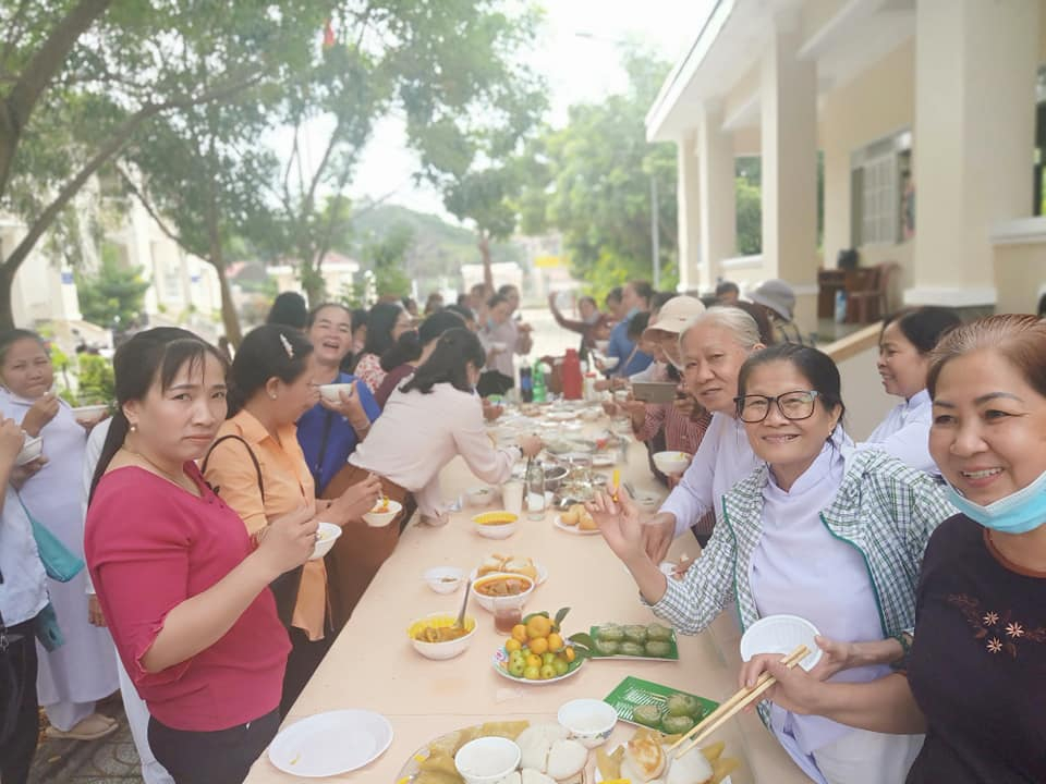 Tại chương trình, “Gian hàng ẩm thực 0đ đã được tổ chức thật vui vẻ và ấm cúng với nhiều món ăn hấp dẫn, đậm đà hương vị do chính tay các chị hội viên phụ nữ tôn giáo thực hiện.