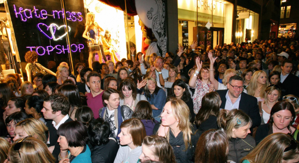 Hàng trăm cô gái xếp hàng trước cửa hàng Topshop để mua sản phẩm từ BST Kate Moss vào năm 2007