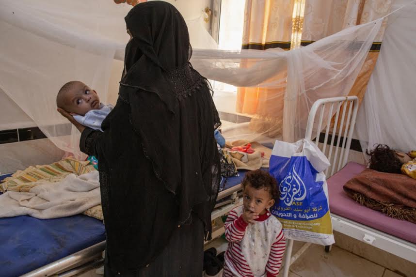 Một người mẹ chăm sóc con nhỏ bên trong khoa nhi tại một bệnh viện ở Yemen. Ảnh: The Guardian