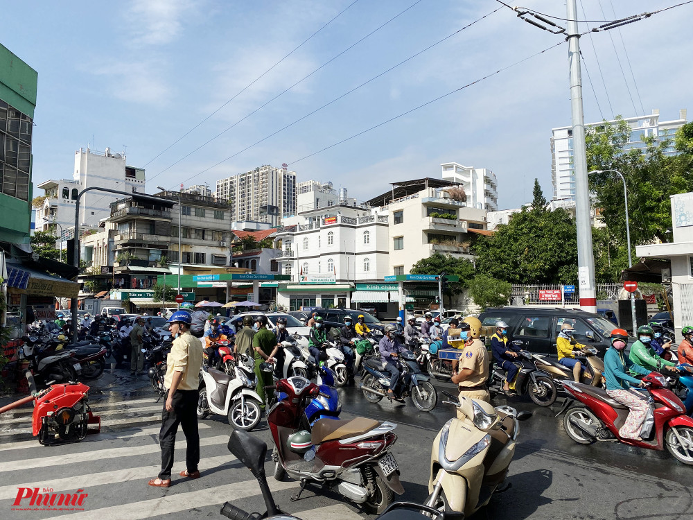 Đầu đường Nguyễn Thượng Hiền (đoạn giao với Điện Biên Phủ) được chặn lại để phục vụ công tác chữa cháy