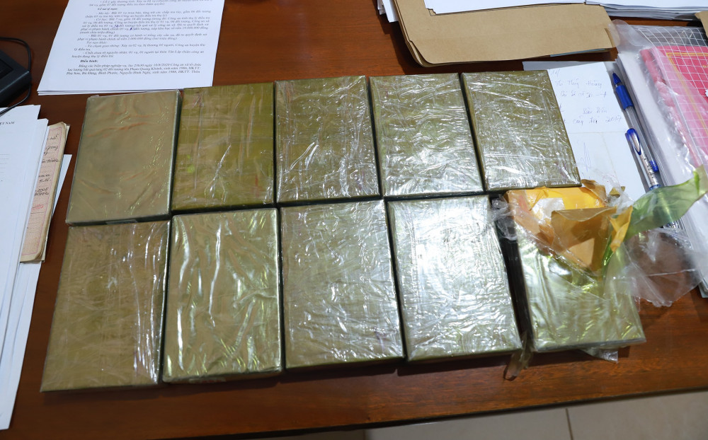 10 bánh heroin được cơ quan công an thu giữ trong quá trình triệt phá vụ mua bán ma túy