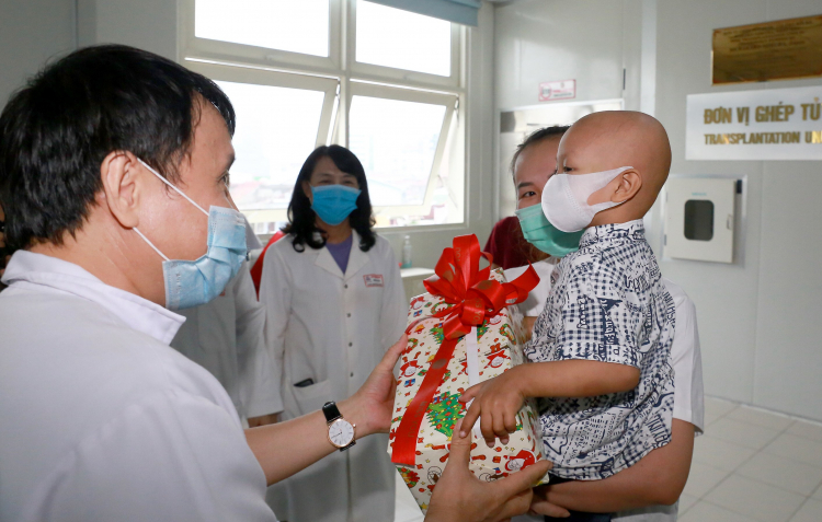 Bé Phan Đình Kh. cùng ba mẹ chuẩn bị rời Trung tâm Nhi khoa, Bệnh viện T.Ư Huế trở về quê nhà ở huyện Long Thành (Đồng Nai)