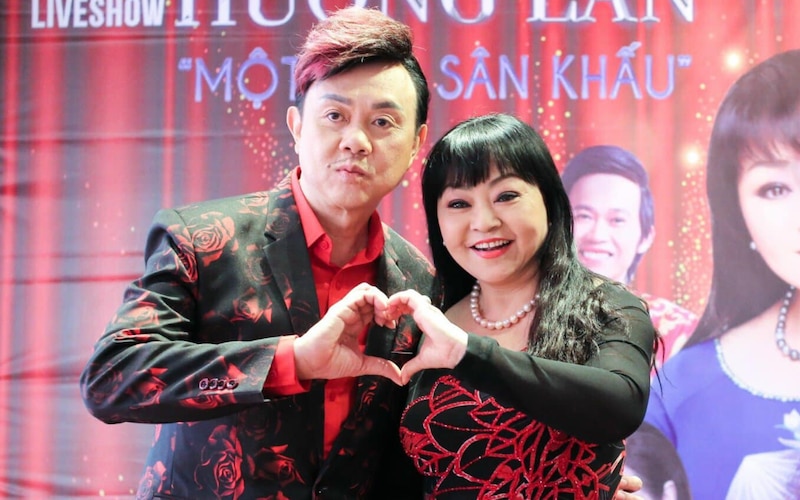 Ca sĩ Hương Lan và nghệ sĩ Chí Tài trong buổi họp báo ra mắt liveshow của bà