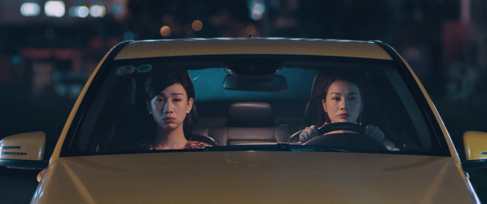 Yaya Trương Nhi (phải) lộ biểu cảm gương mặt căng cứng trong phim Chồng người ta 