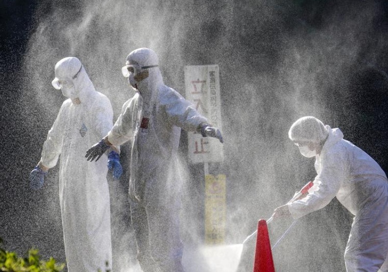 Các nhân viên khử khuẩn sau khi hoàn thành công việc tiêu hủy tại một trại gia cầm ở Mitoyo, tỉnh Kagawa.