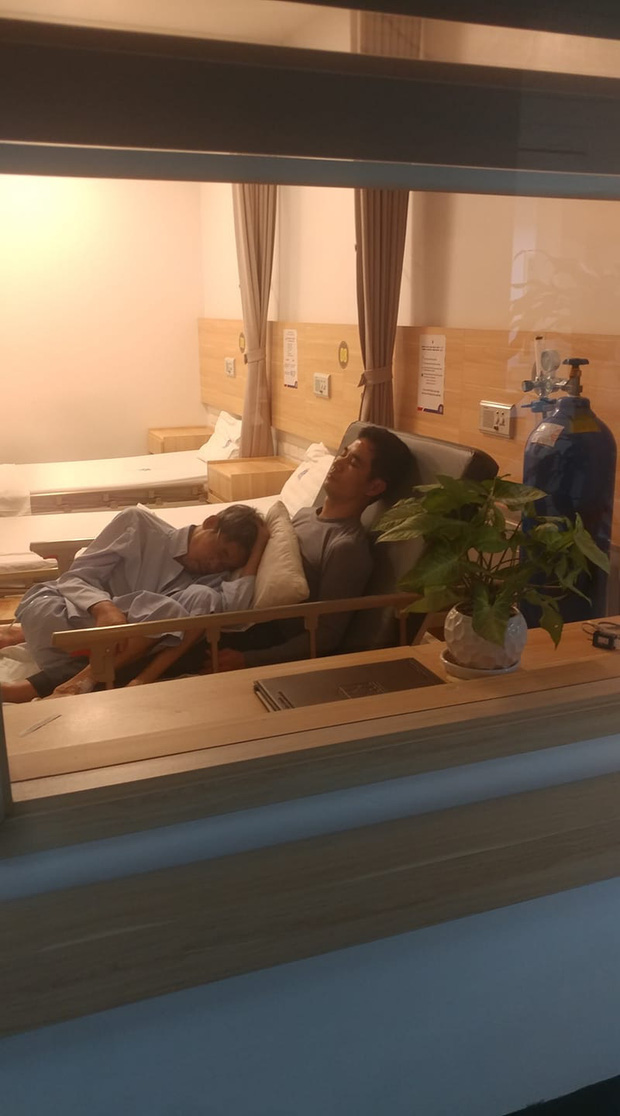 Bức ảnh hai cha con được chụp tại Bệnh viện Ung Bướu Hà Nội đang được lan truyền trong cộng đồng mạng, làm lay động trái tim của nhiều người. Ảnh từ Facebook