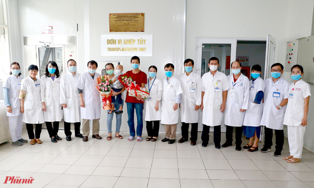 Ê kíp các bác sĩ tham gia ghép tủy cứu sống bé Phan Đình Kh. chụp hình kỷ niệm