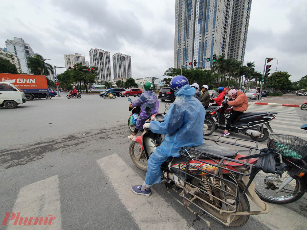 Khu vực Hà Nội có mưa, trời chuyển rét đậm với nhiệt độ thấp nhất phổ biến 11-14 độ C.