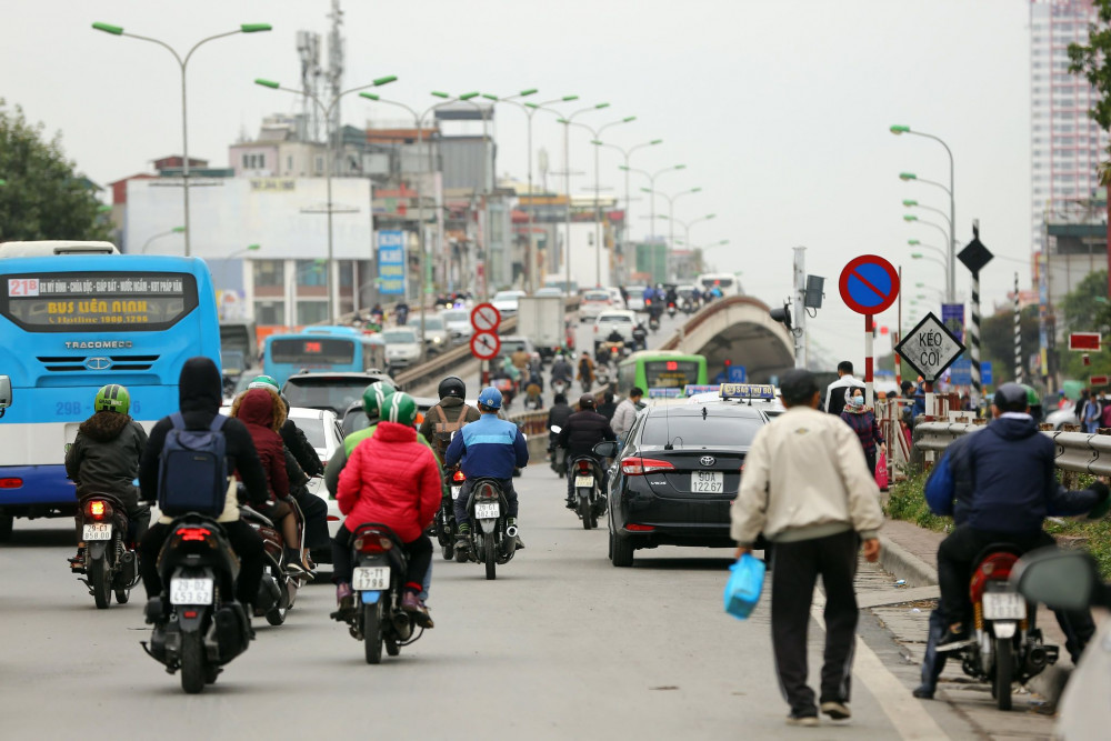 Khu vực cổng Bệnh viện Bạch Mai thường xảy ra tình trạng dừng đỗ sai quy định của người đến thăm bệnh, taxi, xe dịch vụ...