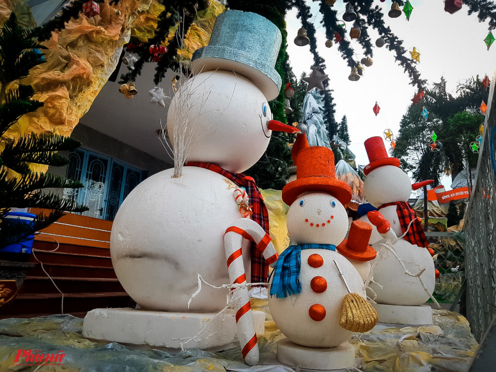 Người tuyết được trang trí sẵn để đón không khí Noel cận kề