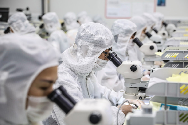 Công nhân sản xuất chip LED tại một nhà máy ở tỉnh Giang Tô, miền đông Trung Quốc.