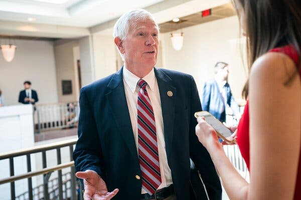 Dân biểu Cộng hòa Mo Brooks (Alabama) tuyên bố sẽ đảo ngược kết quả bầu cử khi Hạ viện bỏ phiếu phê chuẩn vào ngày 6/1/2021 - Ảnh: EPA