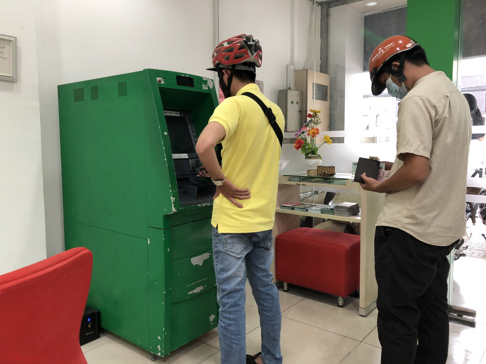 NHNN đề nghị các tổ chức tín dụng phải đảm bảo không để các ATM hết tiền, hoạt động thông suốt dịp cuối năm và Tết Nguyên đán 2021