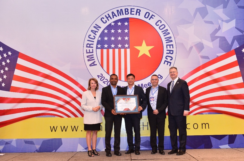 Đại sứ Hoa Kỳ tại Việt Nam, ngài Daniel J. Kritenbrink, trao giải thưởng CSR cho Công ty P&G Việt Nam. Ảnh: P&G cung cấp