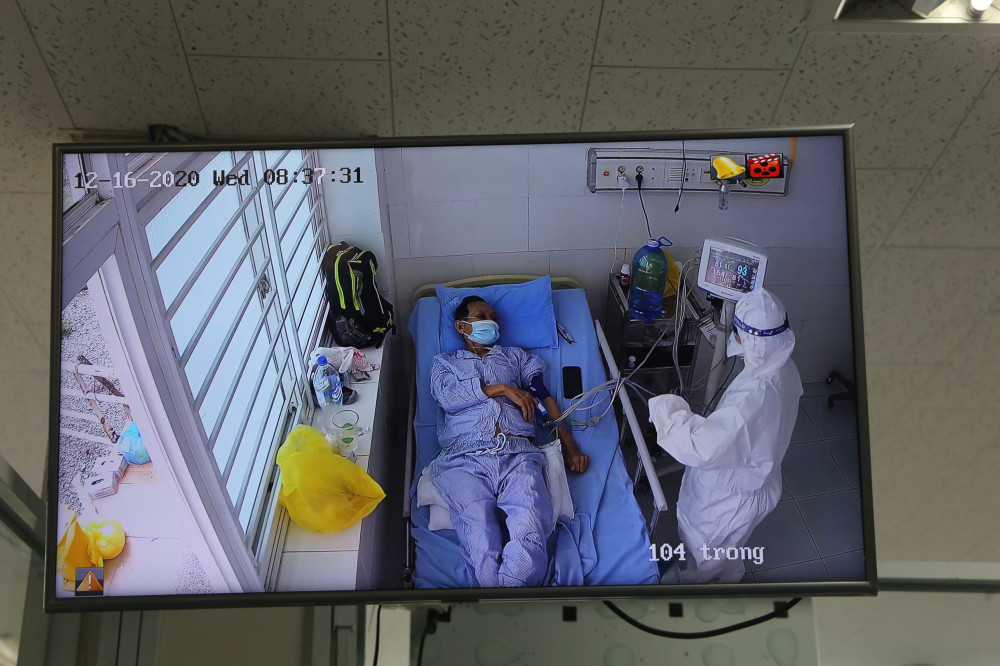 Các bác sĩ tại bệnh viện Đa Khoa Trung ương Quảng Nam đang kiểm tra sức khỏe của bệnh nhân 1405