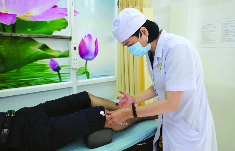 tiến sĩ - bác sĩ Trương Thị Ngọc Lan đang điều trị cho một bệnh nhân đột quỵ