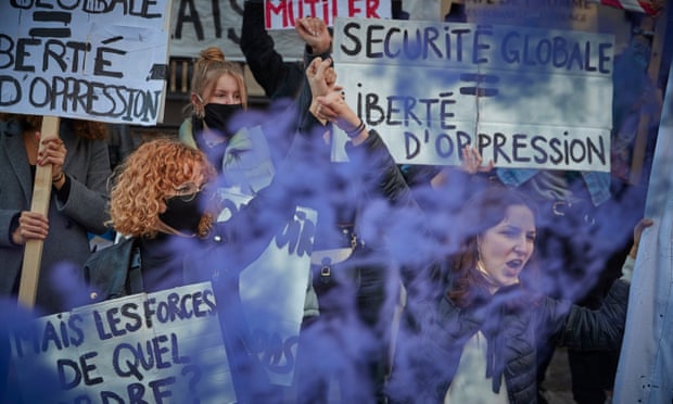 Những người biểu tình phản đối dự luật an ninh toàn cầu mới của Chính phủ Pháp vào tháng 11/2020 ở Paris. Ảnh: Getty