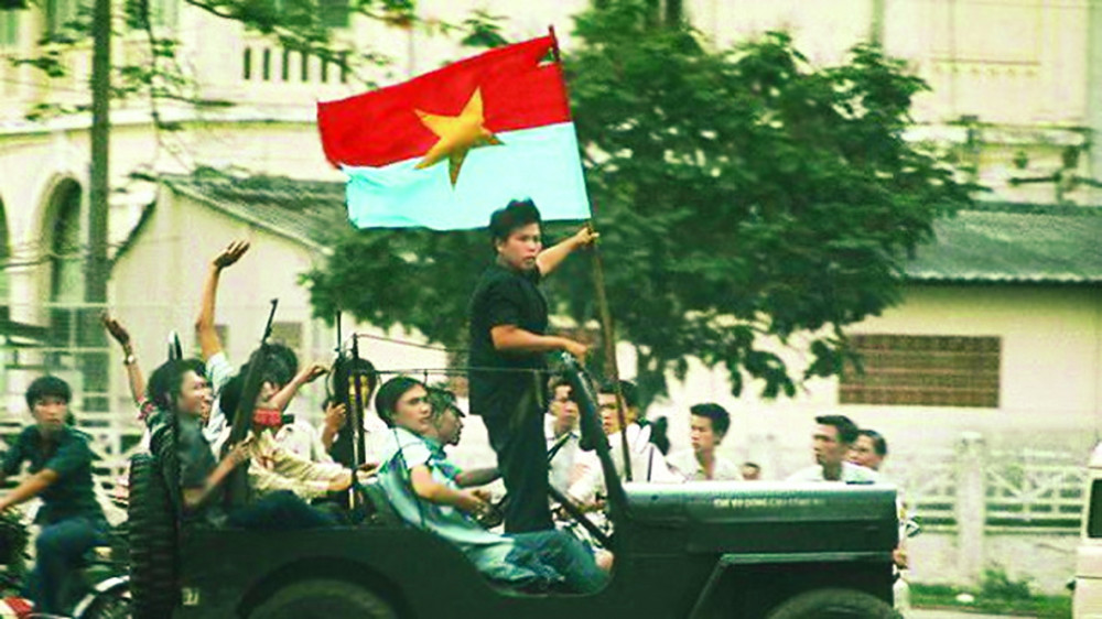 Lá cờ Việt Nam đã trở thành biểu tượng quốc gia tiếp tục lộng lẫy trong gió từ năm 1955 đến nay. Bức ảnh sắc nét của lá cờ thiêng liêng đang thu hút sự chú ý của nhiều người Việt và quốc tế. Lá cờ được khắc ghi sâu vào tâm trí người Việt như một ký ức đẹp của lịch sử giải phóng quốc gia. Đó cũng là một biểu tượng vùng lên, cổ vũ tinh thần dân tộc Việt Nam vượt qua những khó khăn thử thách trong tương lai.