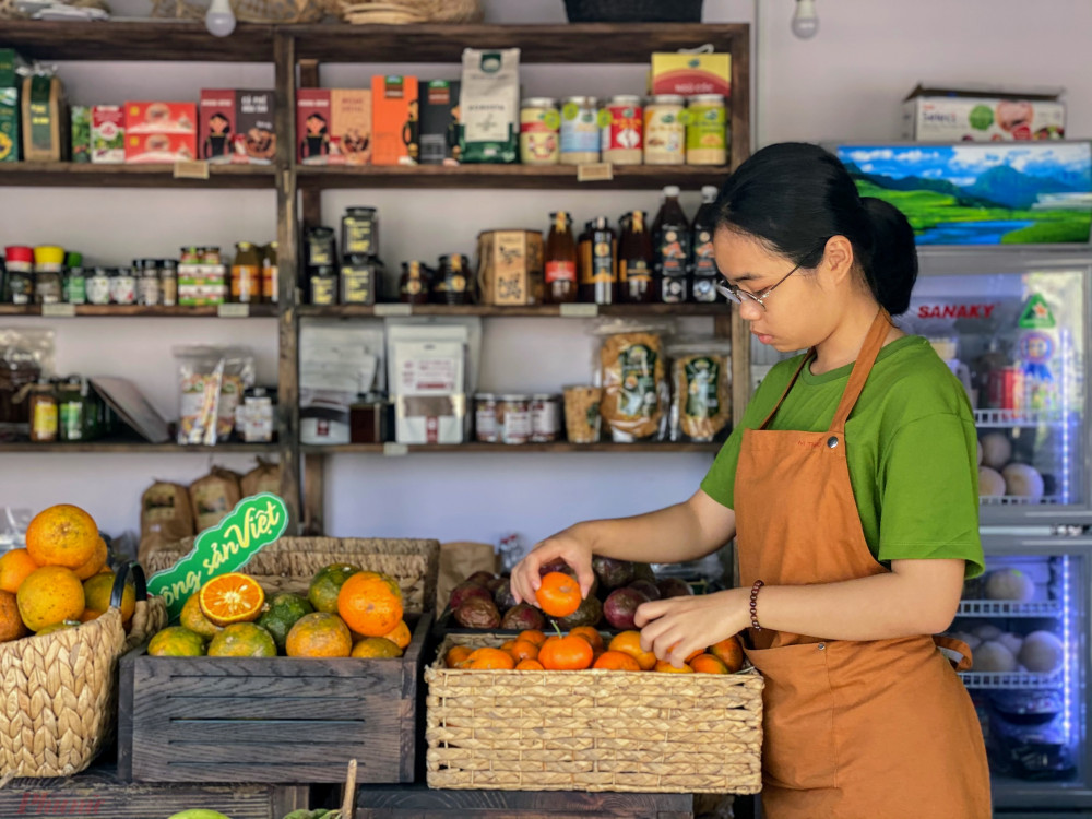 Cũng theo chị Thảo, thông thường khách hàng sẽ ghé mua lai rai, từ khi mở cửa khoảng 8h sáng đến 9h tối, cao điểm thường vào khoảng 4-5h chiều.