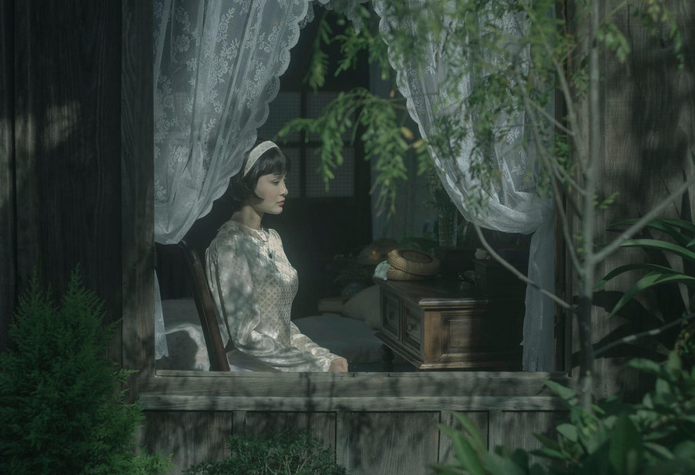 Hình ảnh của Hiền Hồ trong MV Gặp nhưng không ở lại - một trong những ca khúc balld được chú ý trong năm qua